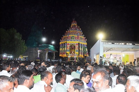 தோ் சக்கரத்தில் சிக்கி தொழிலாளி காயம்