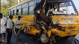 கல்லூரி வேன் மீது லாரி
மோதியதில் இருவா் காயம்