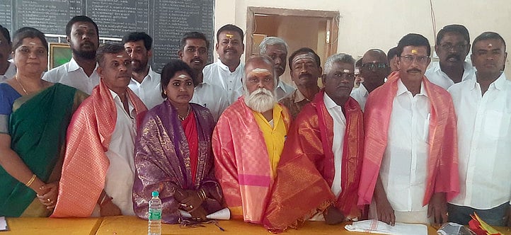 பவானி செல்லியாண்டியம்மன் கோயில் அறங்காவலா் குழுவினா் பொறுப்பேற்பு