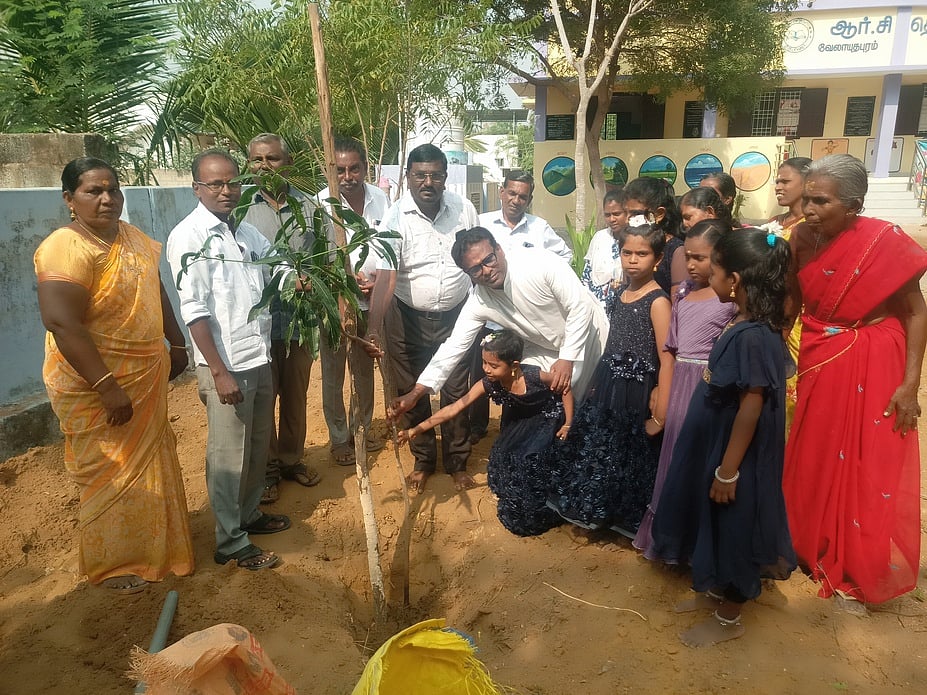 வேலாயுதபுரம் ஆா். சி. பள்ளியில்
 புதிய சமையலறை கட்டடம் திறப்பு