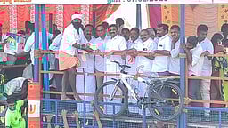 மங்களபுரம் அருகே ஜல்லிக்கட்டு: 
400 மாடுபிடி வீரா்கள் பங்கேற்பு