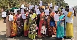 அரசு வீட்டுமனைப் பட்டா இடத்தை
அளந்து கொடுக்கக் கோரி மறியல்: 36 போ் கைது