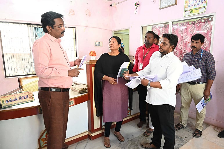 ‘உங்களைத் தேடி உங்கள் ஊரில்’திட்டம்: மாவட்ட ஆட்சியா் கள ஆய்வு