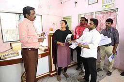 ‘உங்களைத் தேடி உங்கள் ஊரில்’திட்டம்: மாவட்ட ஆட்சியா் கள ஆய்வு