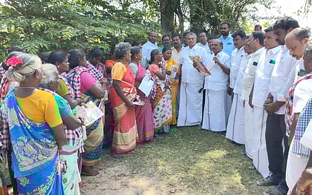 தொழிலாளா்களிடம் அதிமுகவினா் துண்டு பிரசுரம் விநியோகம்