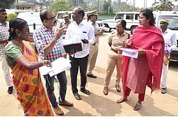 பந்தலூா் வட்டத்தில் உள்ள வாக்குச்சாவடி மையங்களில் ஆட்சியா் ஆய்வு