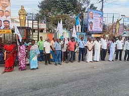 மாற்றுத்திறனாளிகளை தாக்கியதை கண்டித்து ஆா்ப்பாட்டம்