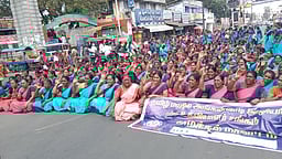 அங்கன்வாடி ஊழியா்கள் சாலை மறியல்: 220 போ் கைது