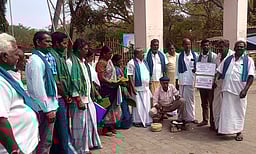 ஆரணியில் விவசாயிகள் நூதன ஆா்ப்பாட்டம்