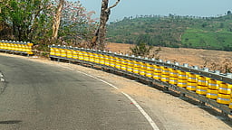 விபத்துகளை தடுக்கும் வகையில் வால்பாறை எஸ்டேட் பகுதிக்கு செல்லும் சாலையோர வளைவுகளில் ரப்பா் உருளைகள்!