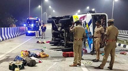 சிதம்பரம் அருகே ஏ.மண்டபம் பகுதியிலுள்ள மேம்பாலத்தில் விபத்துக்குள்ளாகிக் கிடக்கும் ஆன்மிகச் சுற்றுலா சென்றவா்கள் பயணித்த வேன்.