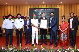 சவீதா பல் மருத்துக் கல்லூரி முதுநிலை மாணவா் இரட்டை உலக சாதனை