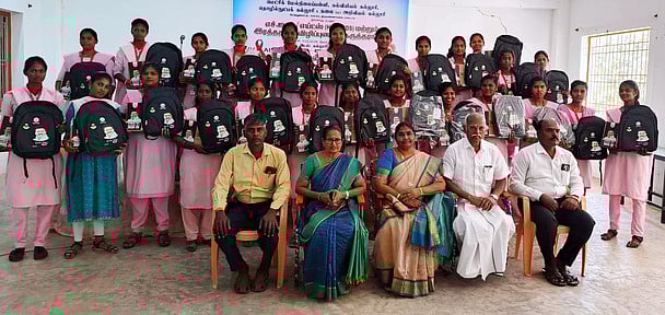 கலைக் கல்லூரி மாணவிகளுக்கு மடிக்கணினிகள்