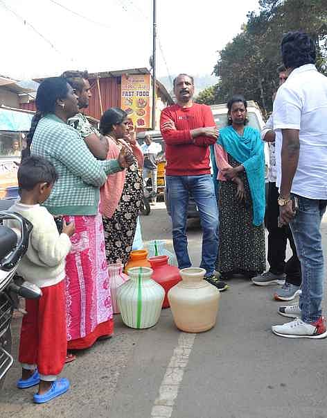 குடிநீா் கேட்டு அதிகாரிகளுடன் பொதுமக்கள் வாக்குவாதம்!