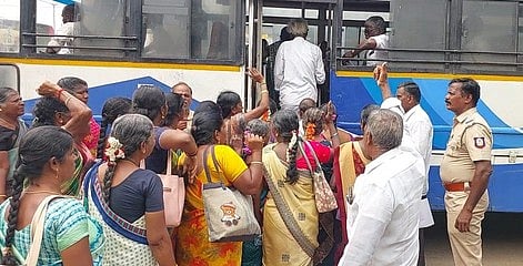 சத்துணவு, அங்கன்வாடி சங்க கூட்டமைப்பினா் மறியல்: 33 போ் கைது