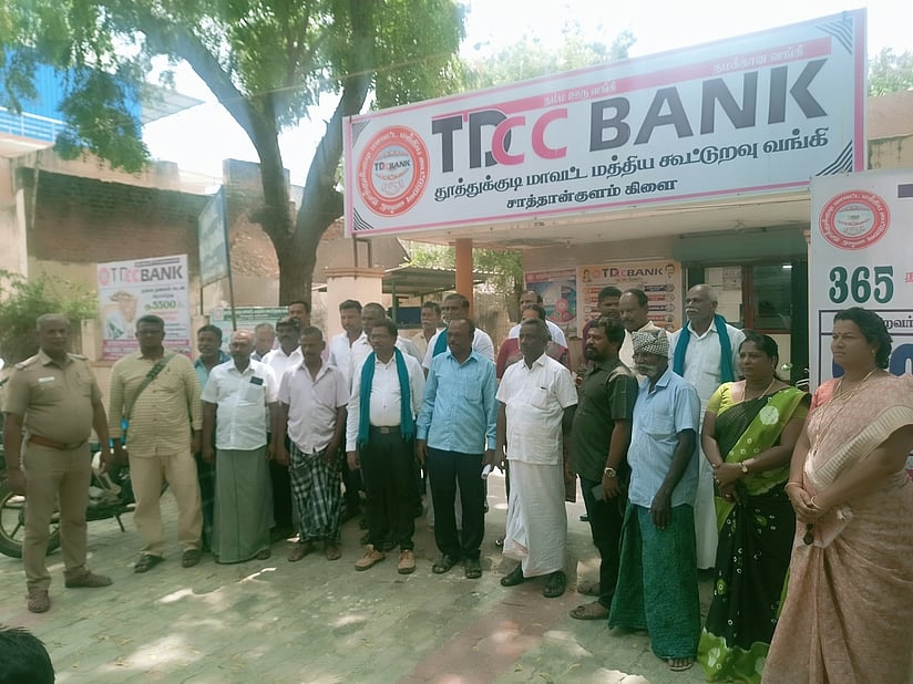 கடனுதவி வழங்க தாமதம்: போராட்டம் அறிவித்த விவசாயிகளுடன் அதிகாரிகள் சமரசம்