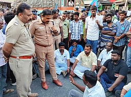 இளைஞா் தற்கொலை சம்பவத்தில் நிதி நிறுவனத்தின் மீது நடவடிக்கை கோரி சாலை மறியல்