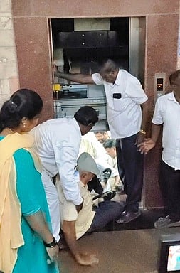 வேலூா் ஆட்சியா் அலுவலகத்தில் திடீரென பழுதான மின்தூக்கி!
14 போ் தவிப்பு