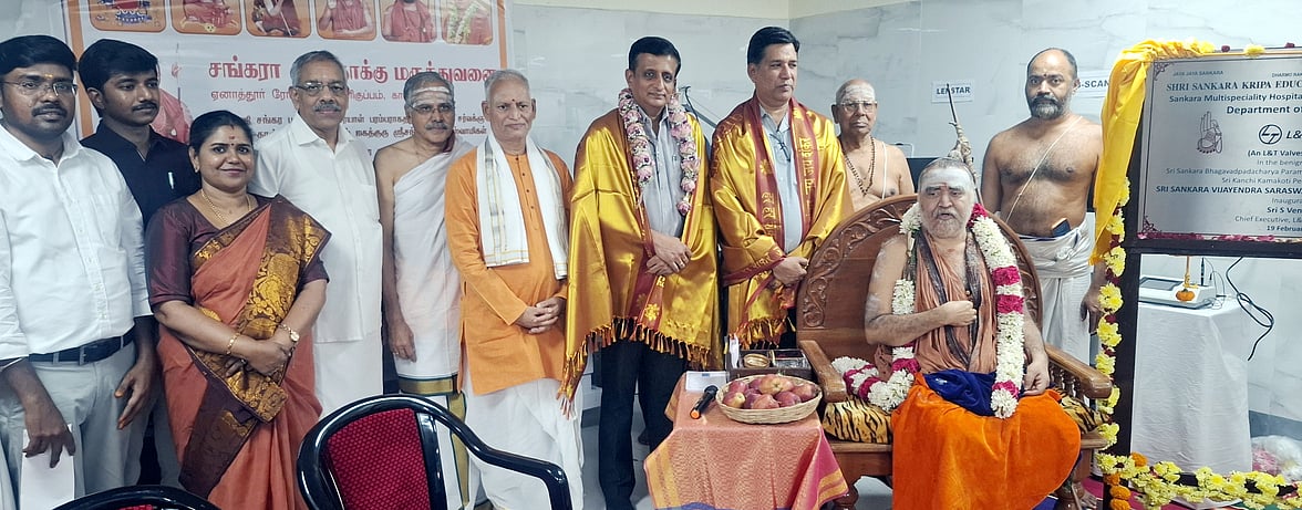 இல்லாதவா்களுக்கு இருப்பவா்கள் கொடுப்பதால் மனிதநேயம் மலா்கிறது: காஞ்சி சங்கராசாரியா் பேச்சு