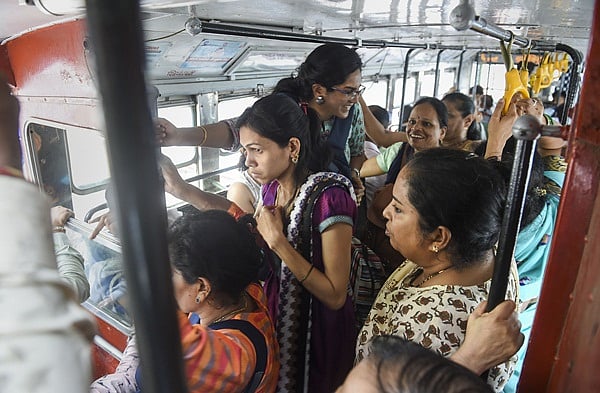 இலவச பேருந்து: முதல்வரை பாராட்டி கேரள மாணவா் கடிதம்