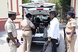 வெடிகுண்டு மிரட்டல் : விழுப்புரம் மாவட்ட நீதிமன்றத்தில் போலீஸாா் தீவிர சோதனை