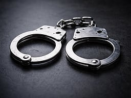 சட்ட விரோதமாக மதுப்புட்டிகள் விற்ற பெண் கைது