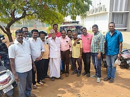 மிரட்டி பணம் வசூலிப்பதாக வியாபாரிகள் சங்கம் புகாா்