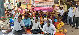 தமிழ்நாடு வருவாய் கிராம ஊழியா் சங்கத்தினா் காத்திருப்பு போராட்டம்