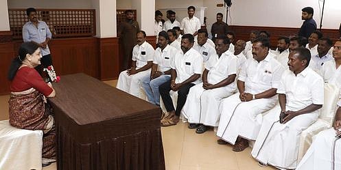 தஞ்சையில் ஆதரவாளா்களுடன் வி.கே. சசிகலா ஆலோசனை