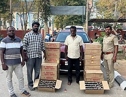 காரில் கடத்தி வரப்பட்ட 1,200 மதுப் புட்டிகள் பறிமுதல்: இருவா் கைது