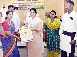 விவசாயிகள் நலன் காக்கும் கூட்டத்தில் நலத் திட்ட உதவிகள்: காஞ்சிபுரம் ஆட்சியா் வழங்கினாா்