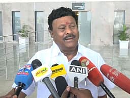 மீண்டும் அதிமுகவுக்கு திரும்பும் எம்எல்ஏக்கள் குறித்து எடப்பாடி பழனிசாமி முடிவெடுப்பாா்:
திண்டுக்கல் சி.சீனிவாசன்