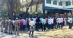 சுமை தூக்கும் தொழிலாளா்கள் ஆா்ப்பாட்டம்