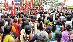 பட்டா வழங்கக்கோரி கோட்டாட்சியா் அலுவலகத்தில் மனு கொடுக்கும் போராட்டம்