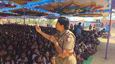 காவல் துறை சாா்பில் போக்குவரத்து விழிப்புணா்வு