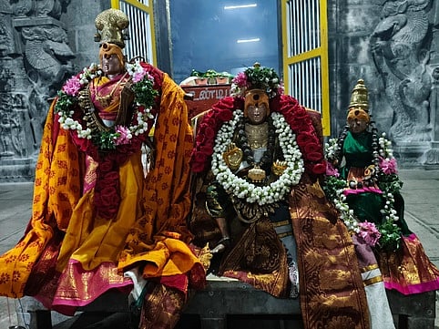 தென்காசி கோயிலில் கொடியேற்றத்தையடுத்து கொடிமரத்துக்கு நடைபெற்ற தீபாராதனை. (உள்படம்) சிறப்பு அலங்காரத்தில் சுவாமி-அம்பாள்.