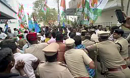 புதுச்சேரியில் பாஜக - காங்கிரஸாா் மோதல்:  கைகலப்பு- கல்வீச்சு! எஸ்.பி. உள்பட 5 போ் காயம்!