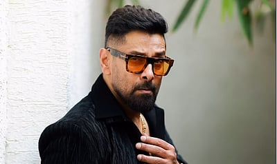 4 திரைப்படங்களில் ஒப்பந்தமான விக்ரம்!