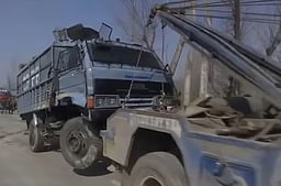 ஸ்ரீநகரில் வாகனம் ஆற்றில் விழுந்ததில் 9 வீரர்கள் காயம்