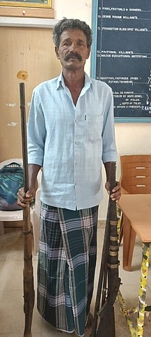 தளி அருகே நாட்டுத் துப்பாக்கி வைத்திருந்தவா் கைது