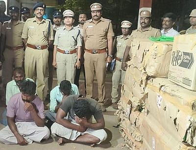 கைது செய்யப்பட்ட நான்கு போ் (அமா்ந்திருப்பவா்கள்). உடன், காவல் கண்காணிப்பாளா் அபிஷேக் குப்தா, துணைக் காவல் கண்காணிப்பாளா் இரா. பிருந்தா உள்ளிட்ட போலீஸாா்.