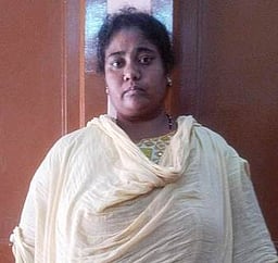 பேருந்து நிலையத்தில் மூதாட்டியிடம் 7 பவுன் நகைகள் திருட்டு: 2 பெண்கள் கைது