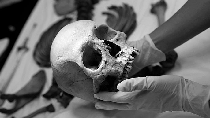 பெண்ணுக்கு மனித மண்டை ஓடு பாா்சல்: 3 பேரிடம் விசாரணை