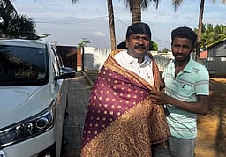 திமுக ஒன்றியச் செயலரை கத்தியால் குத்திய இளைஞா் கைது