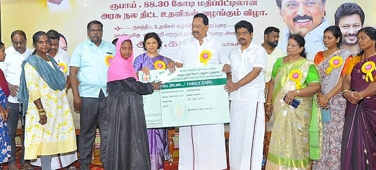 திட்டங்களை செயல்படுத்துவதில் முன்மாதிரி முதல்வா்: அமைச்சா் காந்தி பெருமிதம்