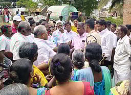 சிதம்பரத்தில் நீா்நிலை ஆக்கிரமிப்பு வீடுகள் அகற்றம்