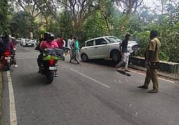 கொடைக்கானல் மலைச் சாலையில் தடுப்புச் சுவரில் காா் மோதி விபத்து