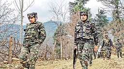 ஜம்மு - காஷ்மீா்: 3 பயங்கரவாதிகள் சுட்டுக் கொலை