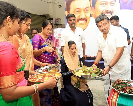 மதுரை எல்லீஸ்நகரில் ஞாயிற்றுக்கிழமை நடைபெற்ற சமுதாய வளைகாப்பு நிகழ்வில் கா்ப்பிணிப் பெண்களுக்கு நலத் திட்டங்களை வழங்கிய அமைச்சா் பழனிவேல் தியாகராஜன்.