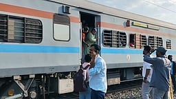 ரயிலில் பெண்கள் மீது தாக்குதல்: இளைஞா் கைது